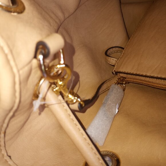 Calvin Klein Gabrianna reversible bucket bag with detachable wristlet - Picture 13 of 16